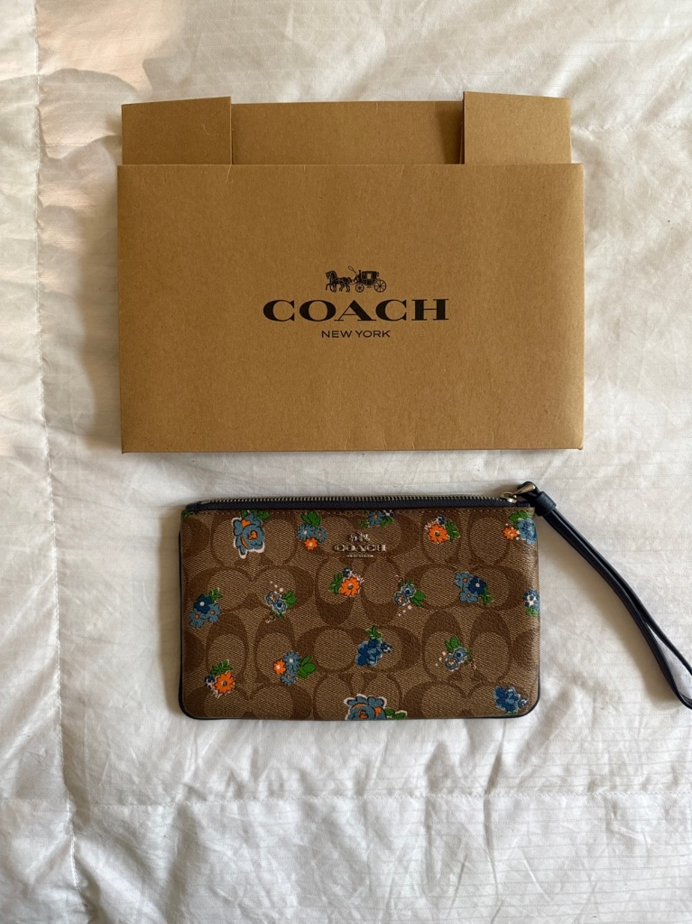 🪻Like New🪻Coach Signature Floral Badlands Large Wristlet with New Coach Box 📦 - Picture 2 of 9